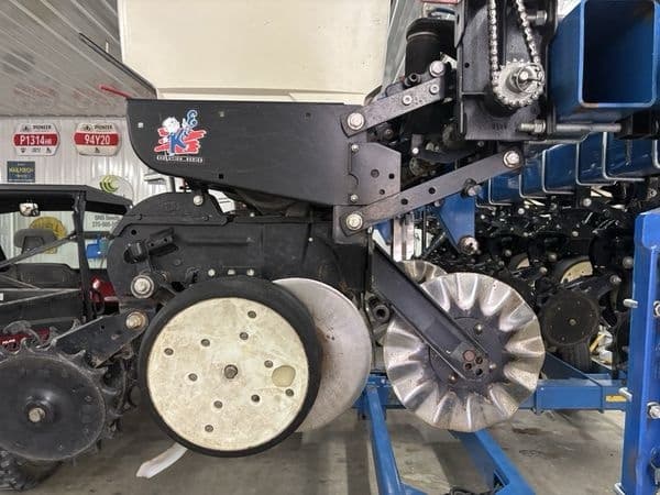 Image of Kinze 3500 equipment image 4