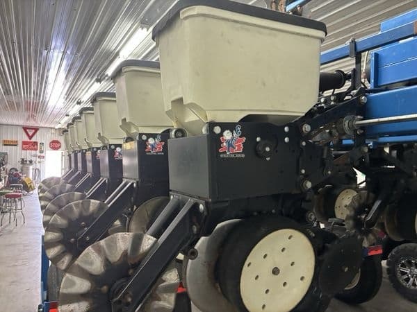 Image of Kinze 3500 equipment image 3
