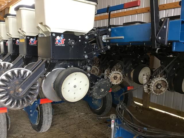 Image of Kinze 3500 equipment image 4