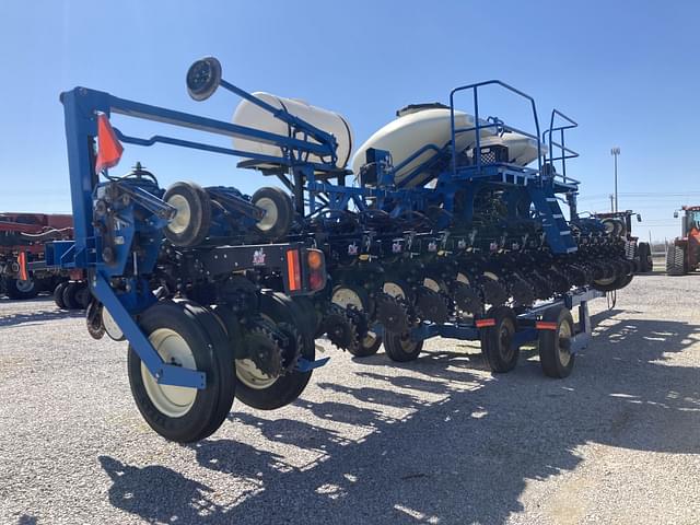 Image of Kinze 3600 equipment image 2