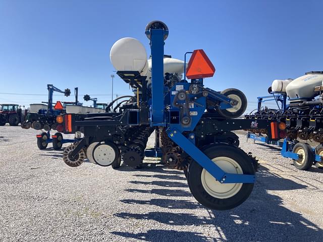 Image of Kinze 3600 equipment image 3