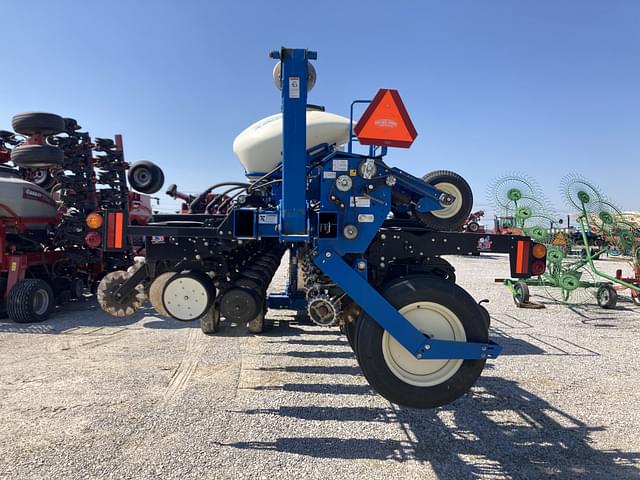 Image of Kinze 3600 equipment image 3