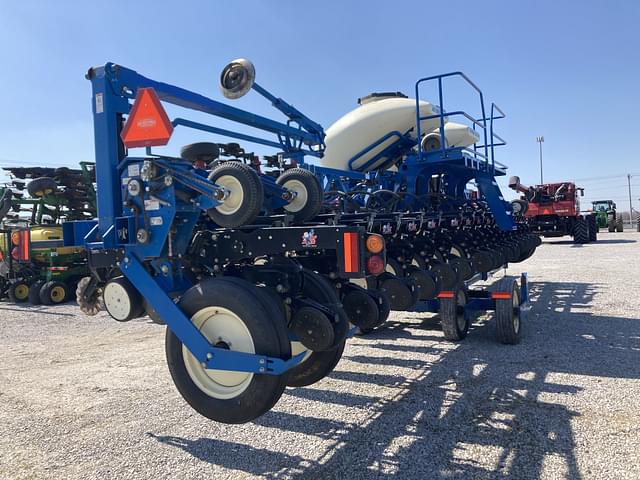 Image of Kinze 3600 equipment image 2