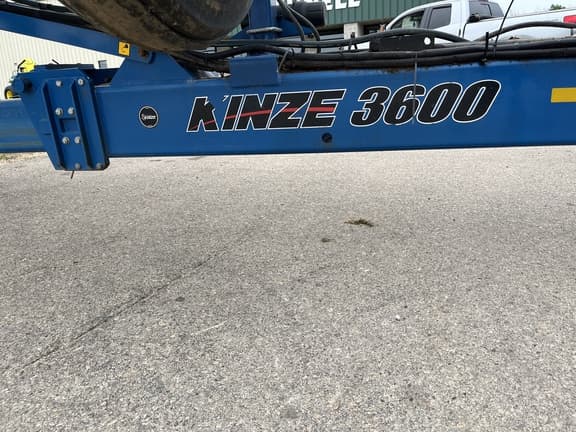 Image of Kinze 3600 equipment image 3