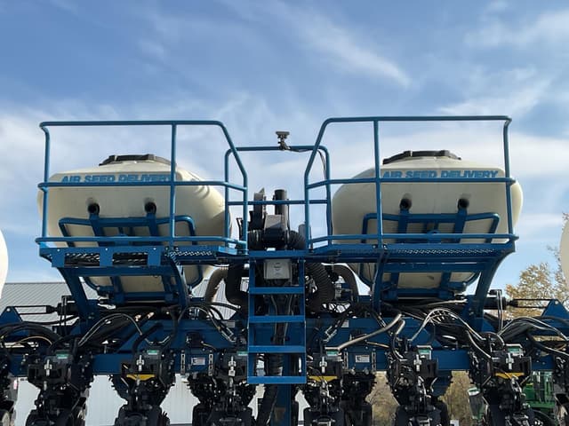 Image of Kinze 3660 equipment image 2