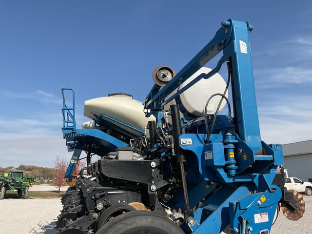 Image of Kinze 3660 equipment image 4