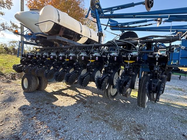 Image of Kinze 3700 equipment image 1