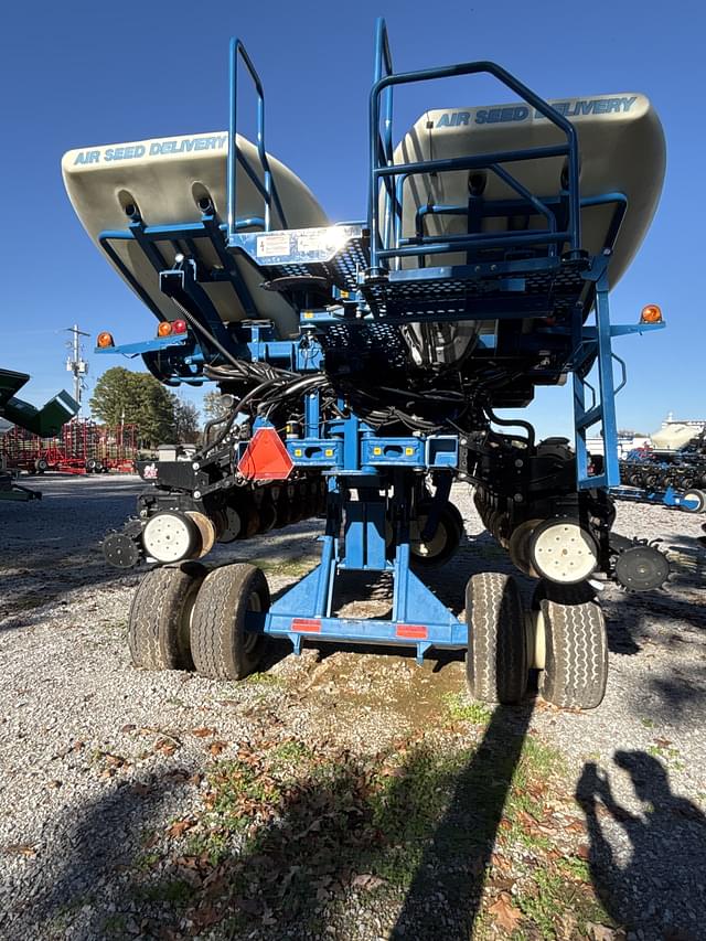 Image of Kinze 3700 equipment image 3