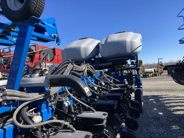 Image of Kinze 4900 equipment image 4