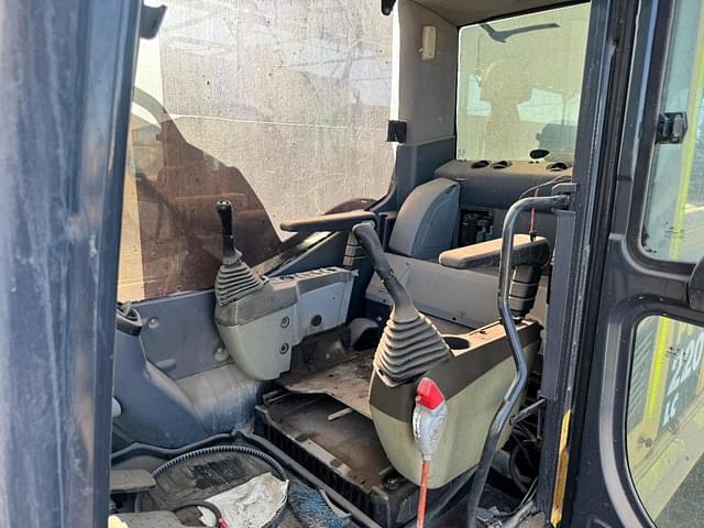 Image of Komatsu PC220LC equipment image 3