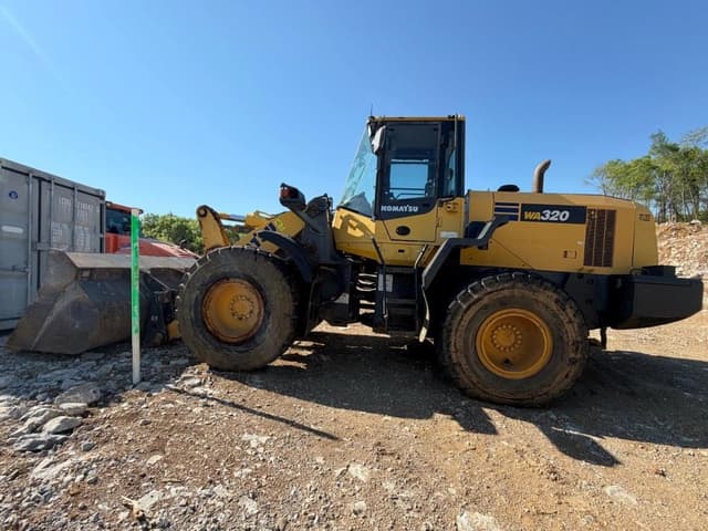 Image of Komatsu WA320-7 equipment image 2