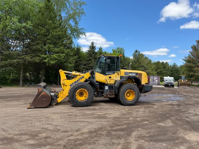 Image of Komatsu WA320 equipment image 3