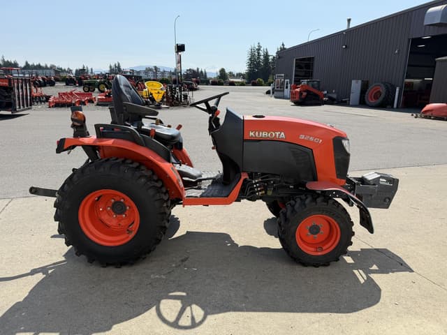 Image of Kubota B2601HSD equipment image 4