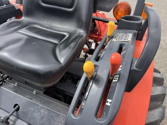 Image of Kubota B2650 equipment image 4