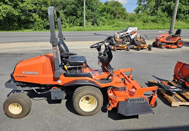 Image of Kubota F2690 equipment image 4