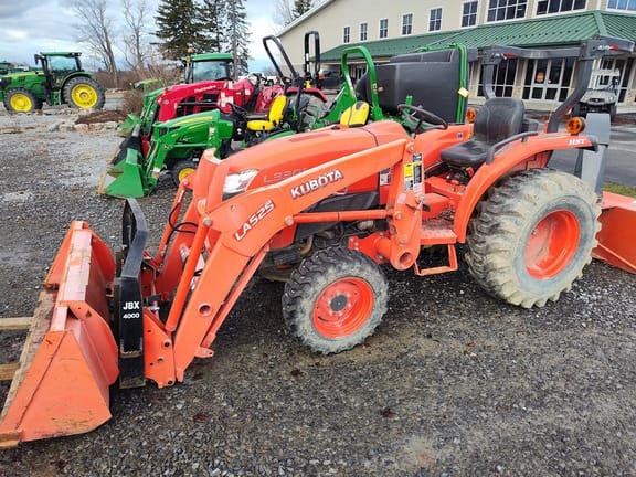 2016 Kubota L3301 Equipment Image0