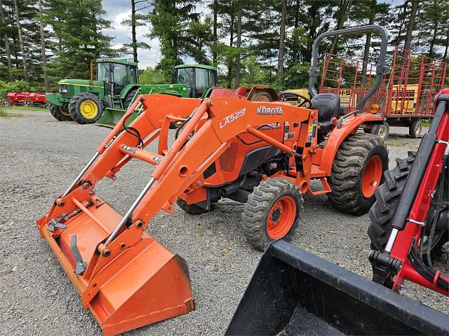 Image of Kubota L3301D equipment image 1