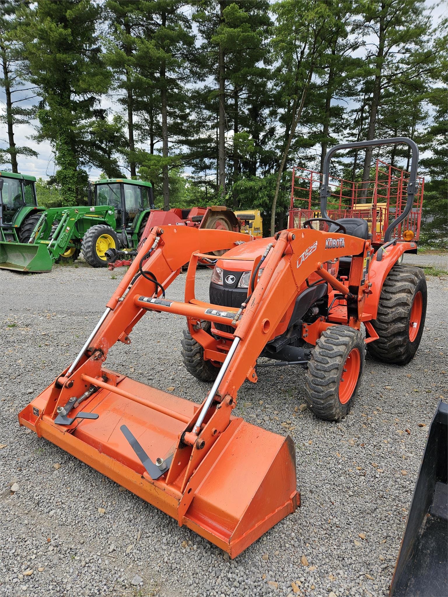 2016 Kubota L3301D Equipment Image0