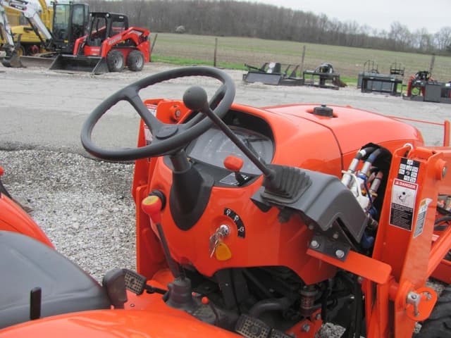 Image of Kubota L3301D equipment image 4