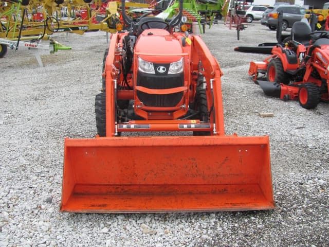Image of Kubota L3301D equipment image 3