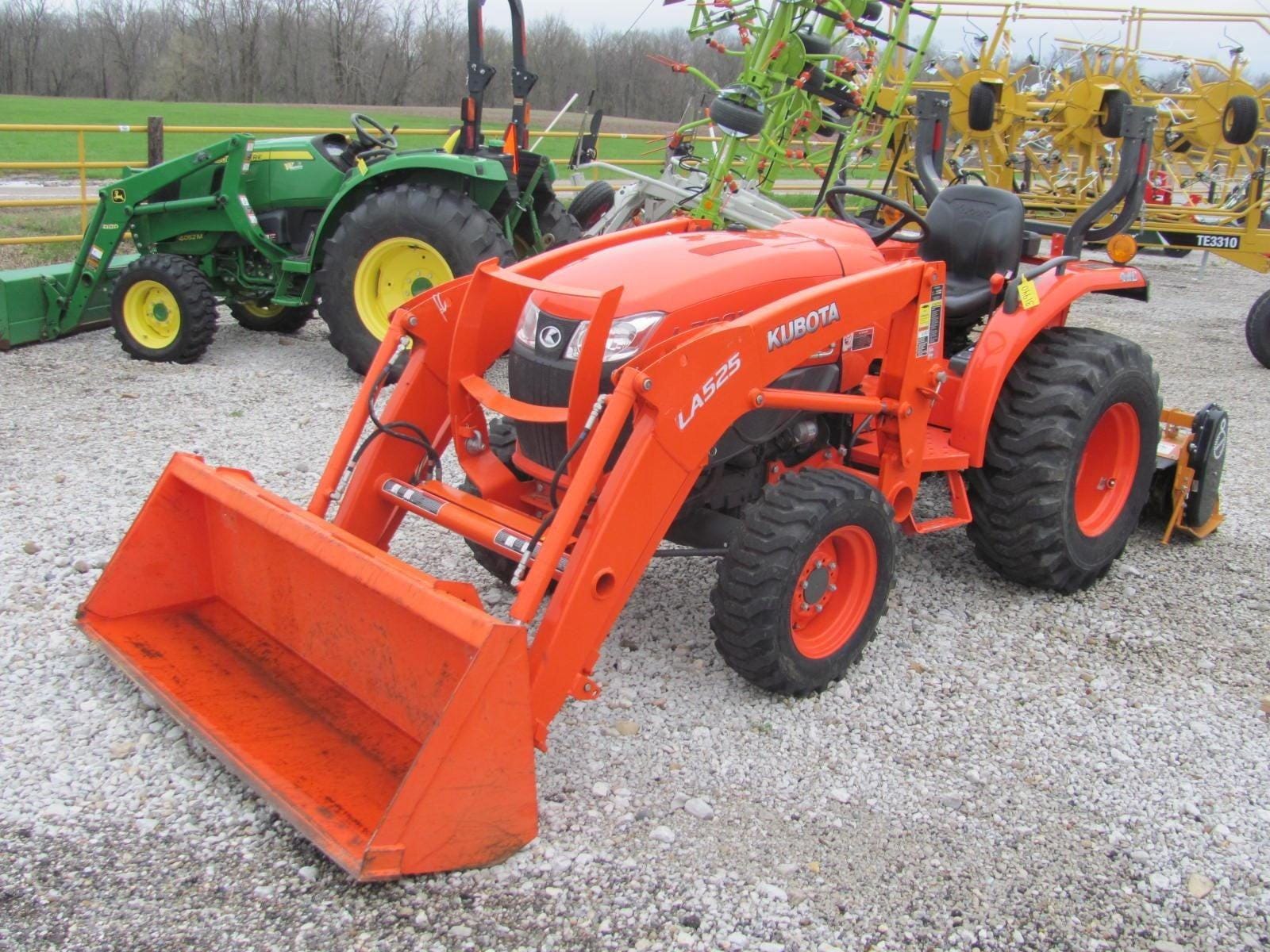 2016 Kubota L3301D Equipment Image0