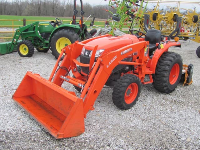 Image of Kubota L3301D equipment image 1