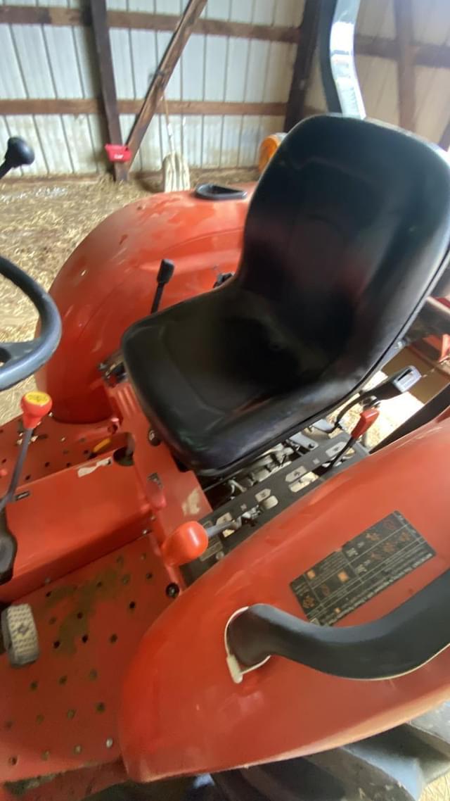 Image of Kubota L3301D equipment image 3