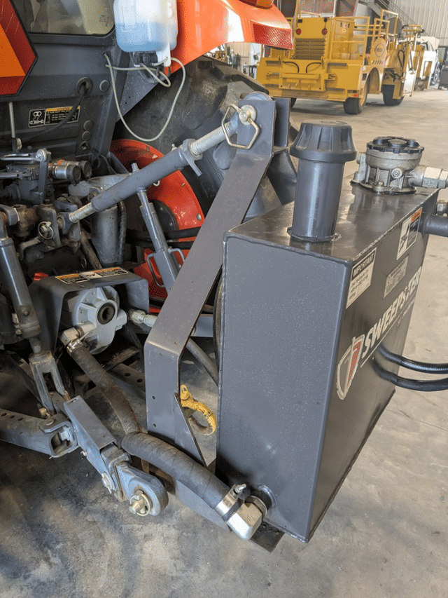 Image of Kubota M6060 equipment image 4