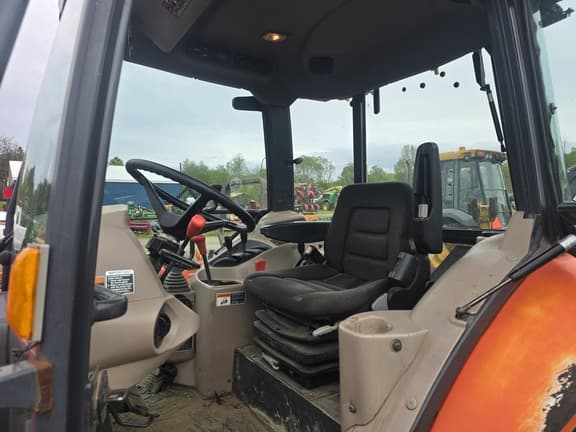 Image of Kubota M7060 equipment image 4