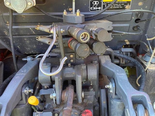 Image of Kubota M7060 equipment image 4