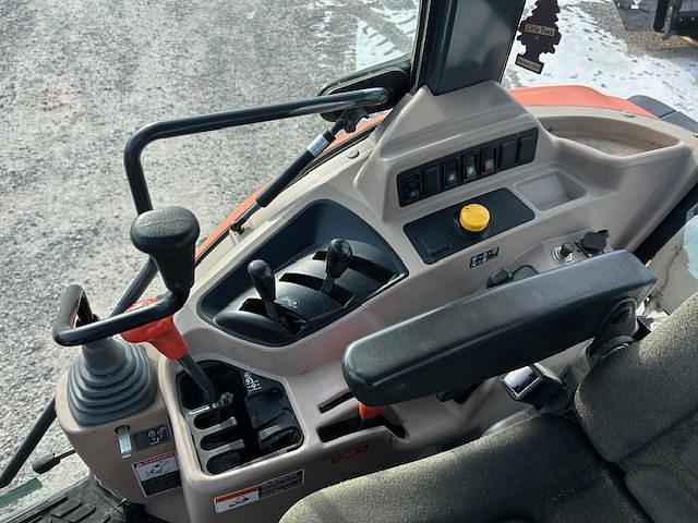 Image of Kubota M7060 equipment image 4