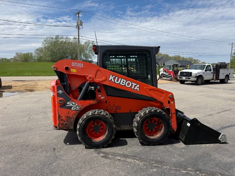 2016 Kubota SSV65HRC Equipment Image0