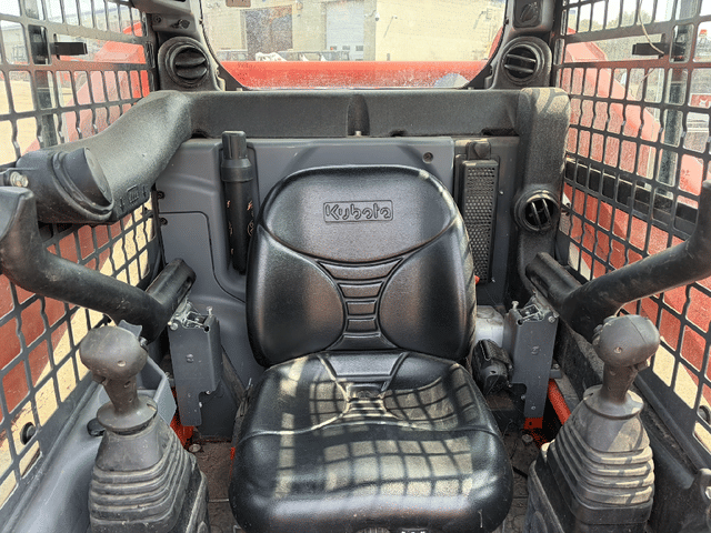 Image of Kubota SSV65PHC equipment image 4