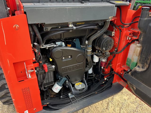 Image of Kubota SSV75 equipment image 4