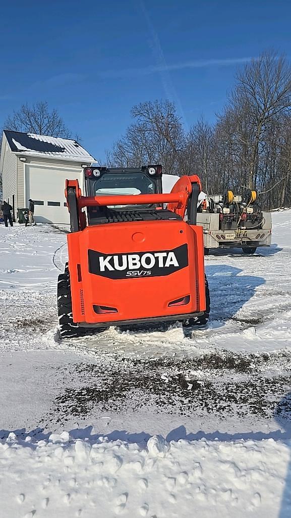 Image of Kubota SSV75 equipment image 4