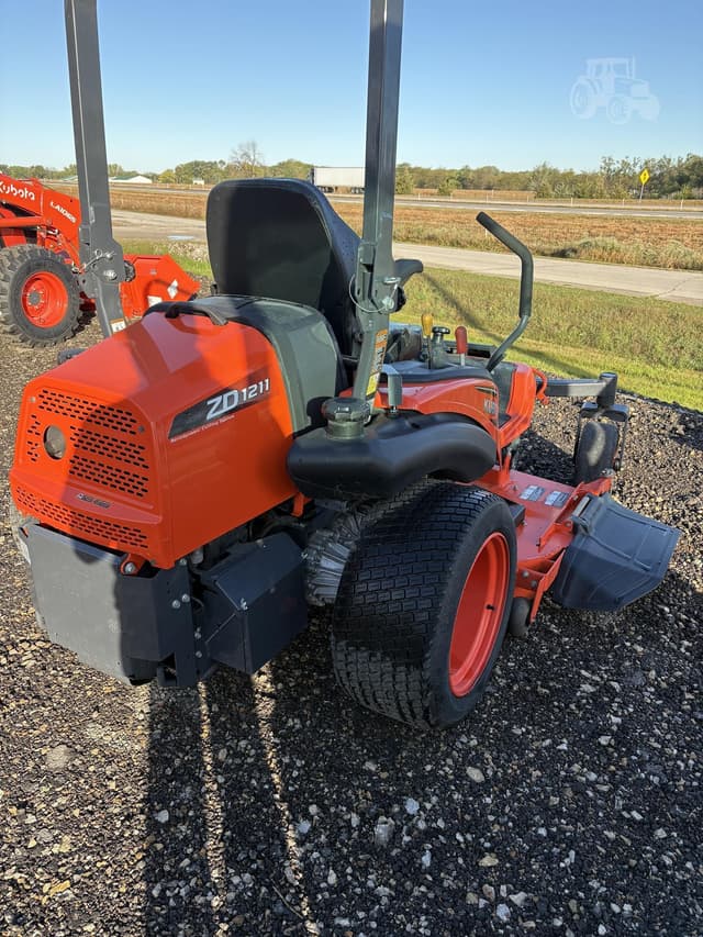 Image of Kubota ZD1211L equipment image 4