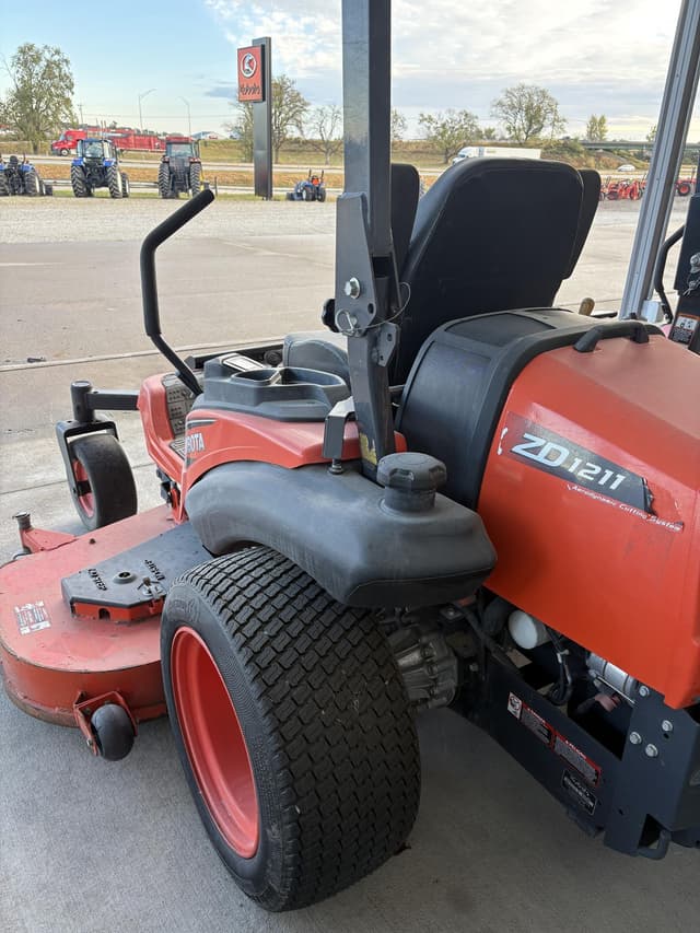 Image of Kubota ZD1211L equipment image 4