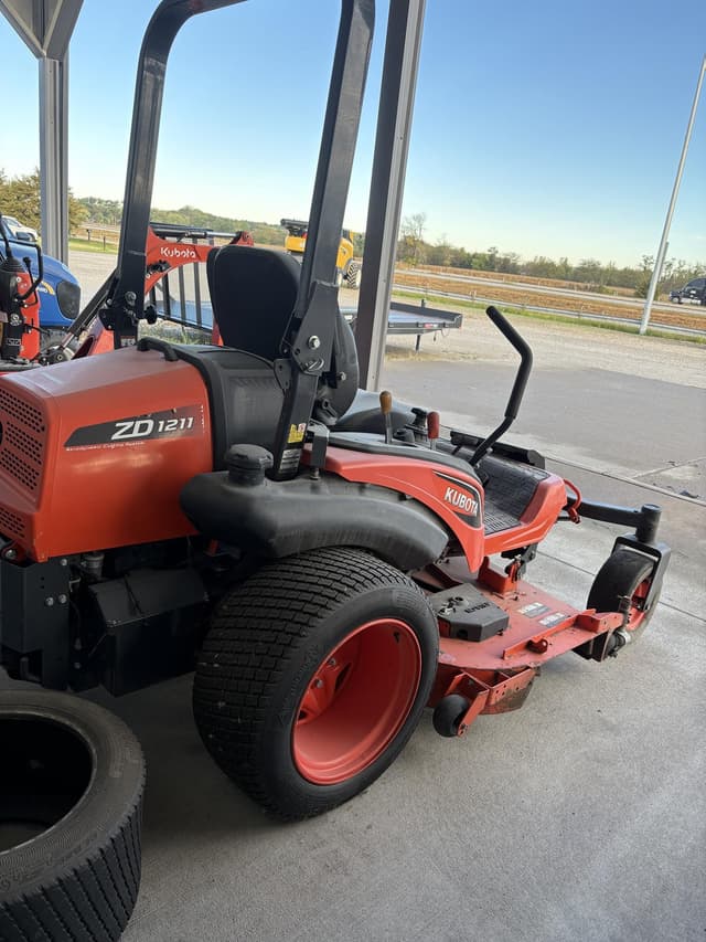 Image of Kubota ZD1211L equipment image 2
