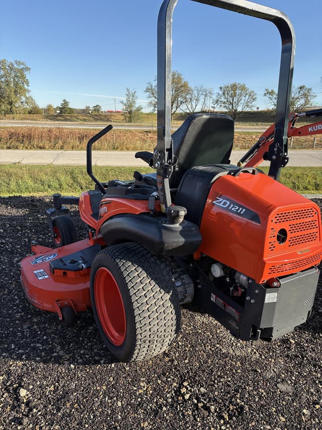 Image of Kubota ZD1211L equipment image 2