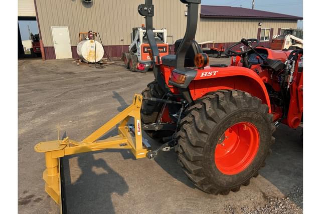 Image of Kubota L3301HST equipment image 3