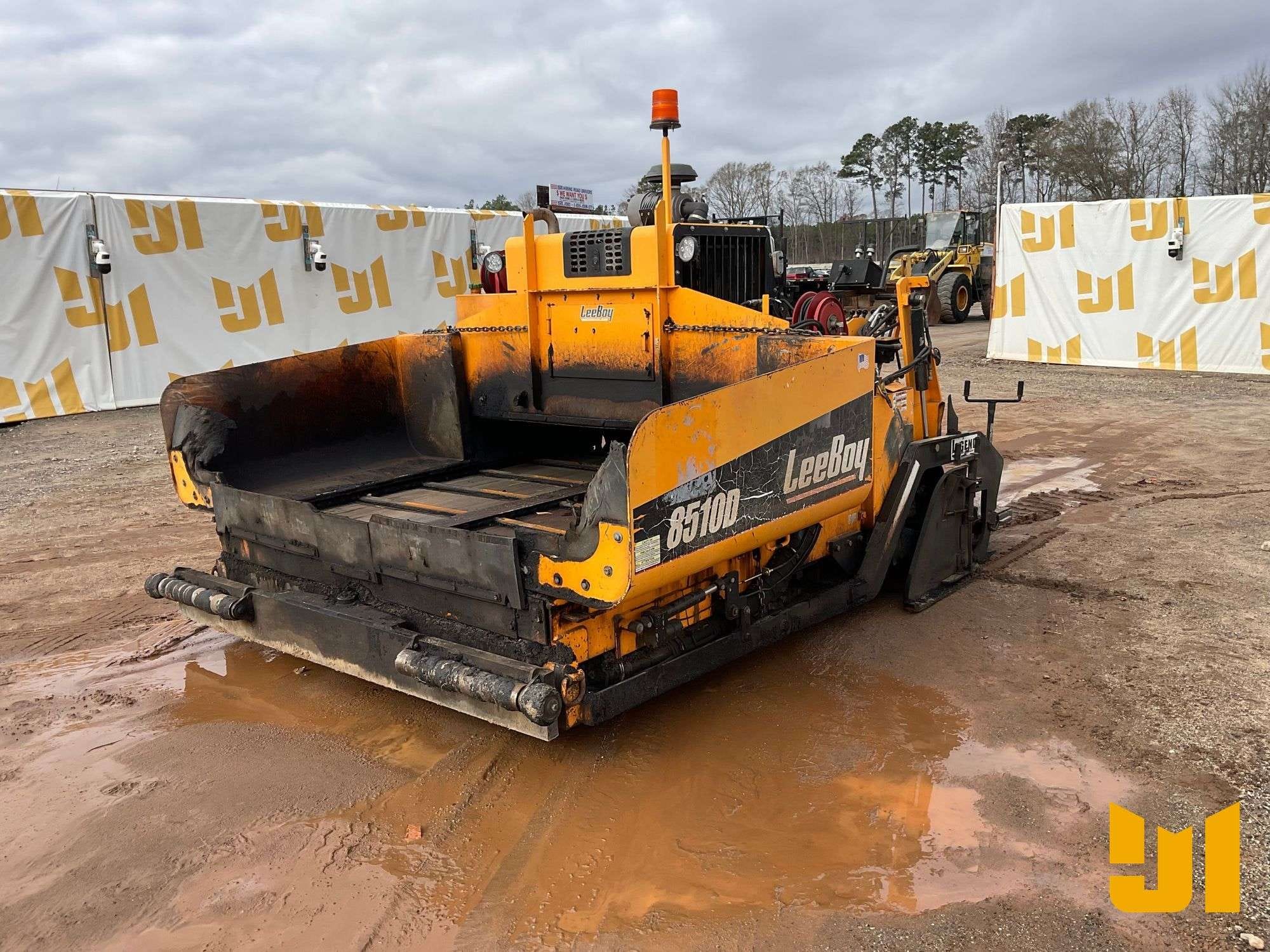 2016 LeeBoy 8510 Equipment Image0