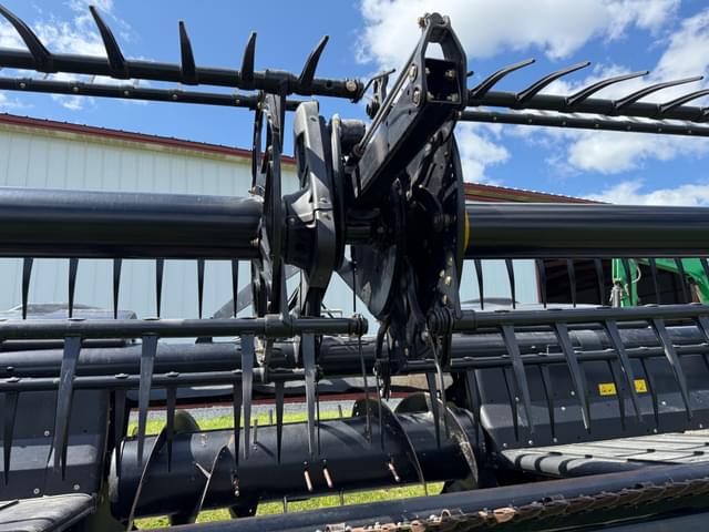 Image of MacDon FD75S equipment image 3