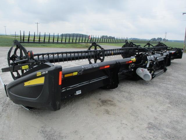 Image of MacDon FD75S equipment image 4