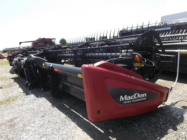 Image of MacDon FD75S equipment image 3