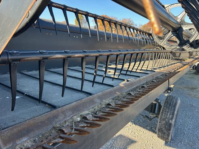 Image of MacDon FD75 equipment image 2