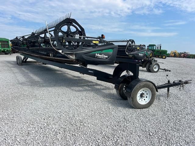 2016 MacDon FD75 Equipment Image0
