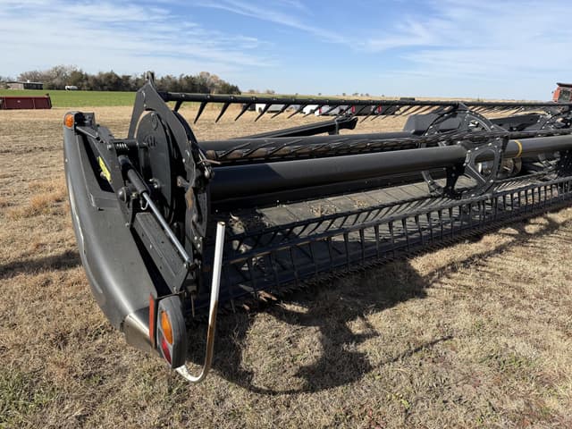 Image of MacDon FD75 equipment image 2