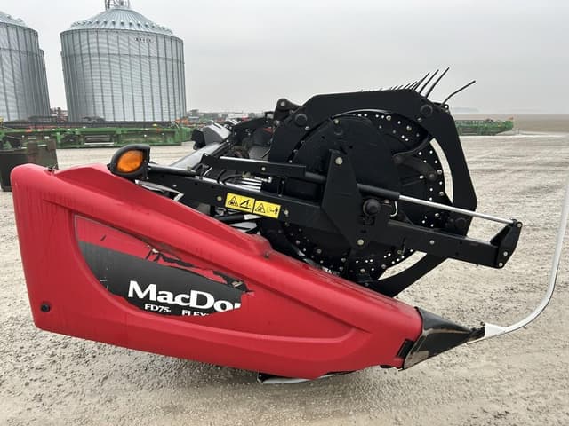 Image of MacDon FD75 equipment image 3