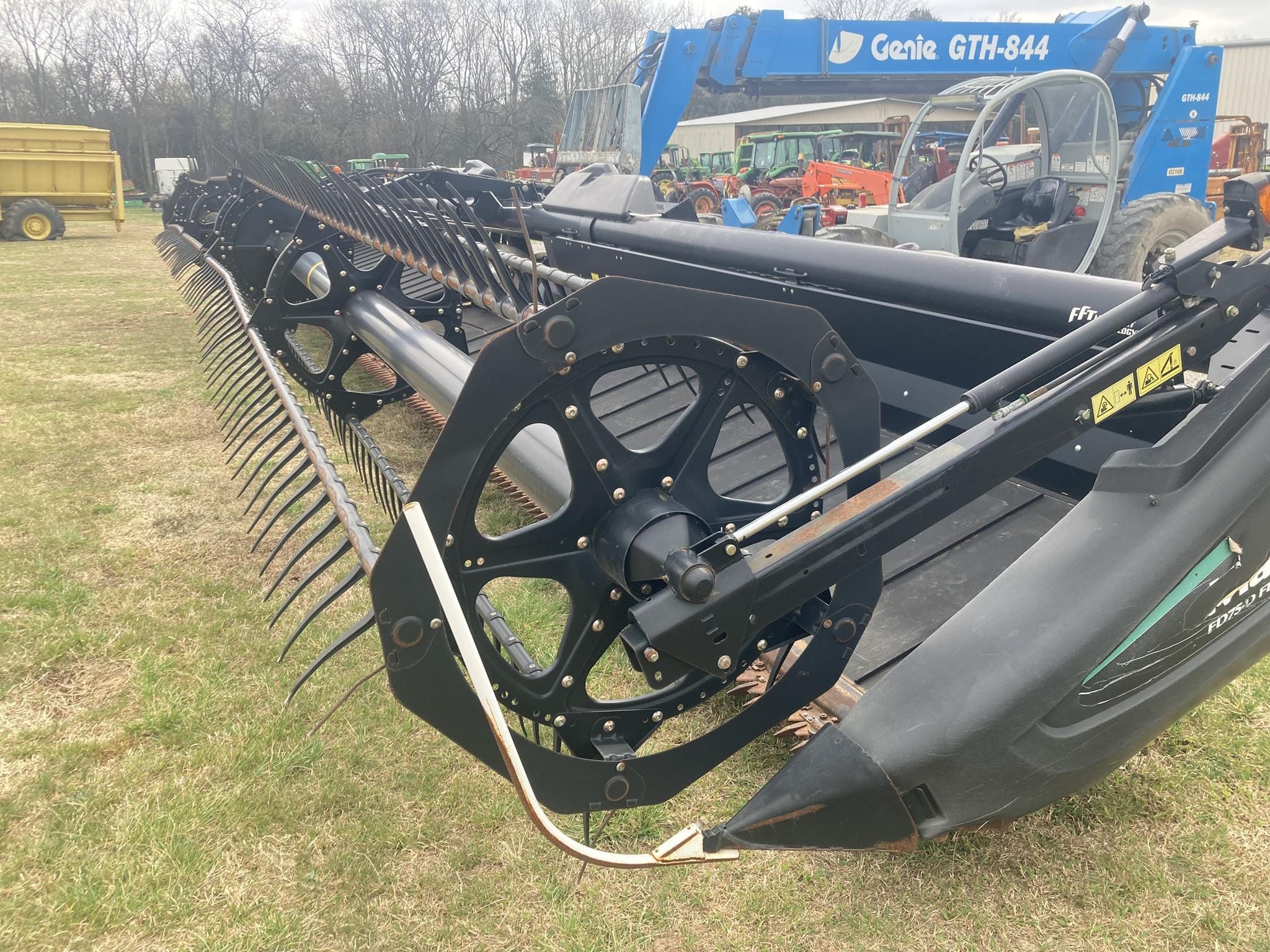 2016 MacDon FD75D Equipment Image0