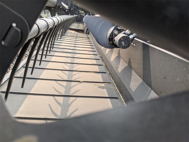 Image of MacDon FD75D equipment image 3